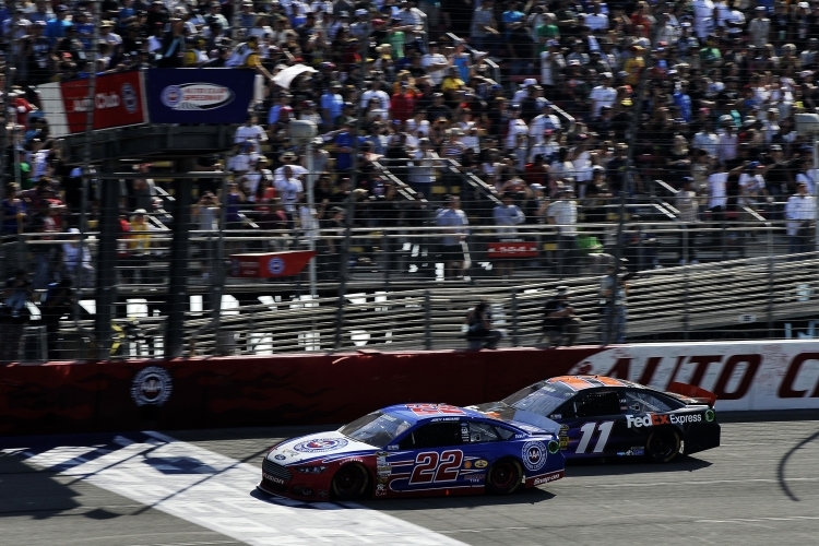 Joey Logano (22) und Denny Hamlin (11) gehen in die letzte Runde