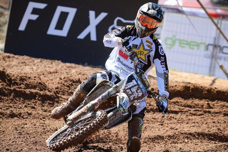 Thomas Kjer-Olsen gewinnt den ersten MX2-Lauf in Kegums