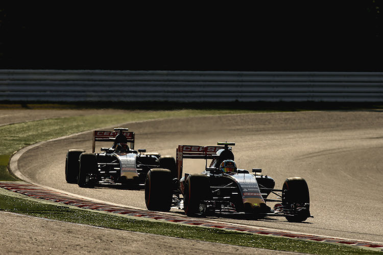 Carlos Sainz Jr. vor Max Verstappen
