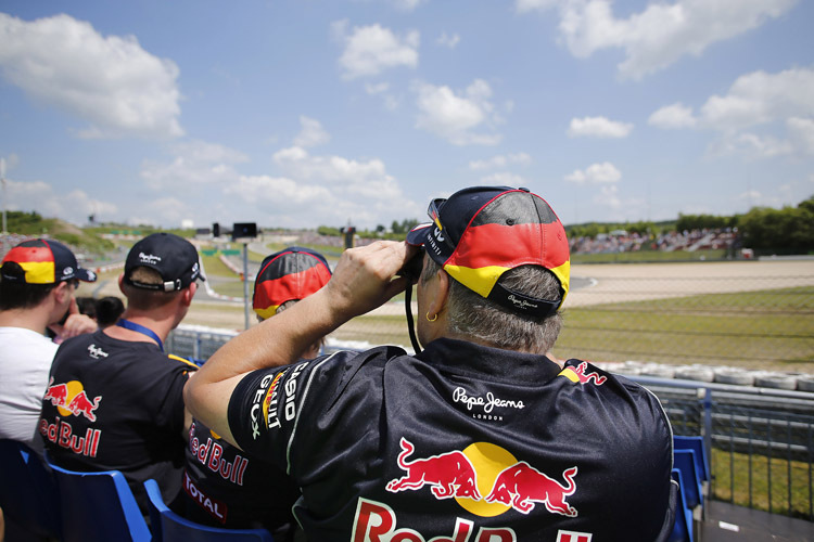 Wo bleiben die Piloten: Beim Qualifying mussten sich die Fans bisher oft in Geduld üben