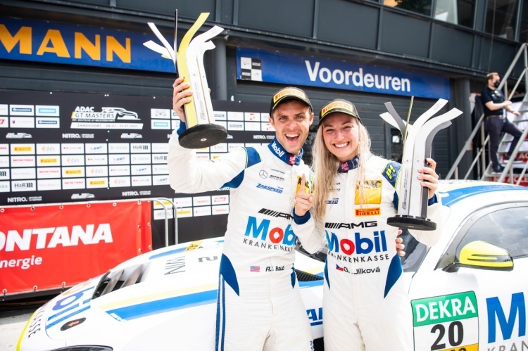 Starkes Duo in der ADAC GT4 Germany: Robert Haub (li.) und Gabriela Jílková