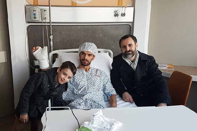 Kenan Sofuoglu hat schon Besuch am Krankenbett