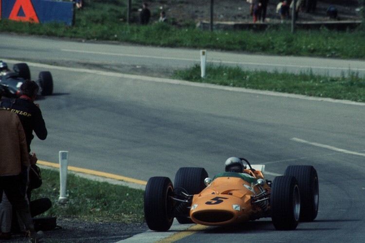 Bruce McLaren vor Pedro Rodríguez in Belgien 1968