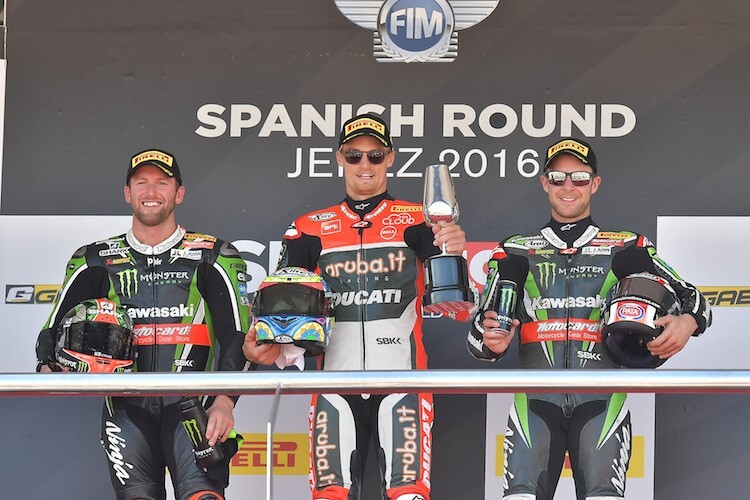 Dauergäste auf dem Podium: Tom Sykes, Chaz Davies und Jonathan Rea (v.l.)