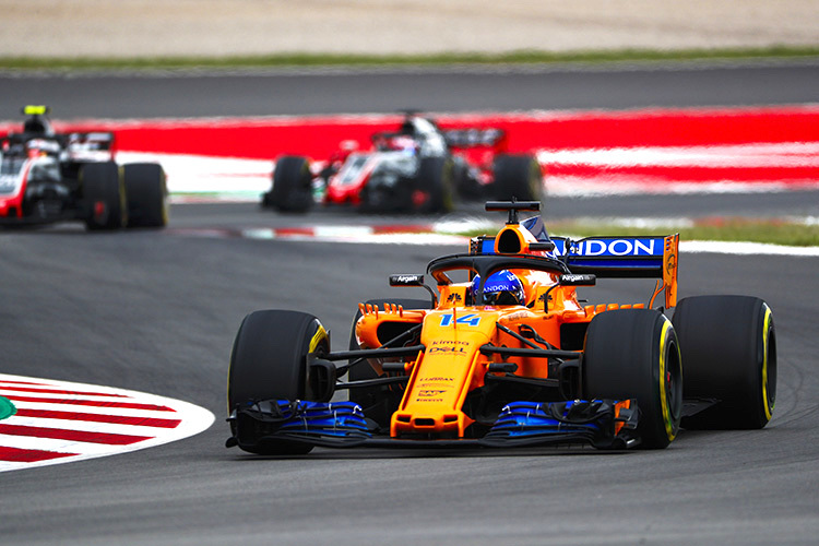 Fernando Alonso vor den beiden Haas-Rennern