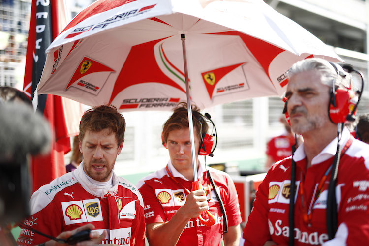 Sebastian Vettel (links) und Maurizio Arrivabene (rechts)