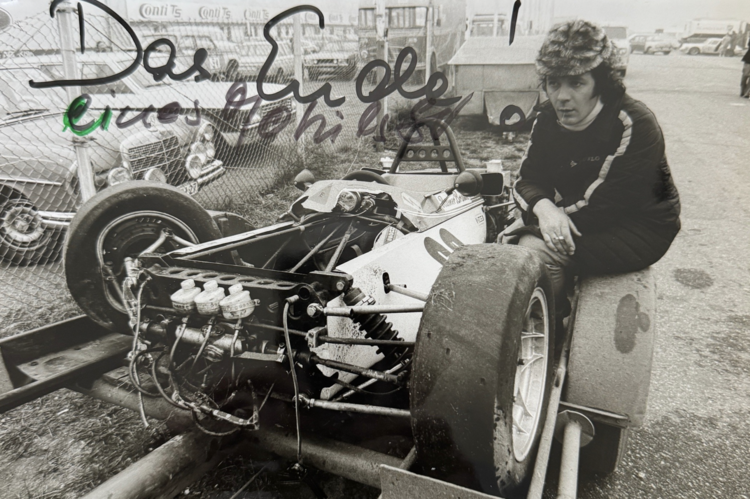 Harter Einschlag: Zerstörte Motul Super V-Front nach Mauerkuss samt schuldbewusstem Chauffeur