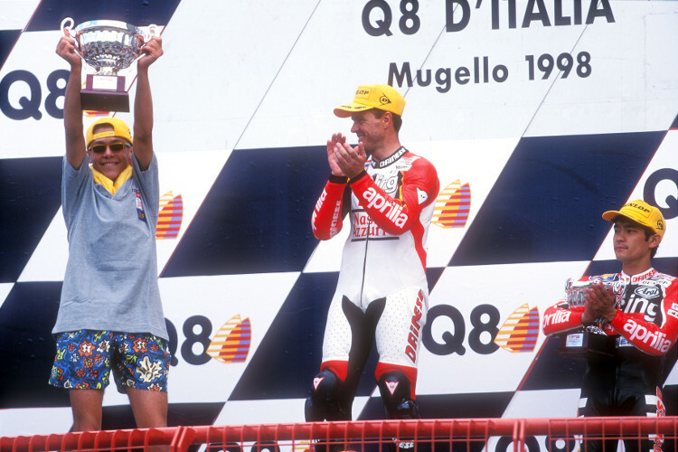 1998: Der 41-jährige Wildcard-Pilot Lucchi (Mitte) besiegt Rossi (links)