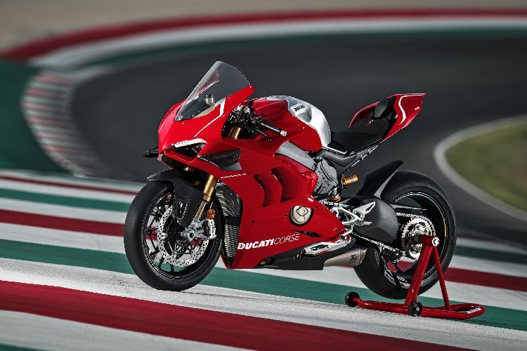 Paolo Ciabatti ist von der Schlagkraft der Panigale V4R überzeugt 