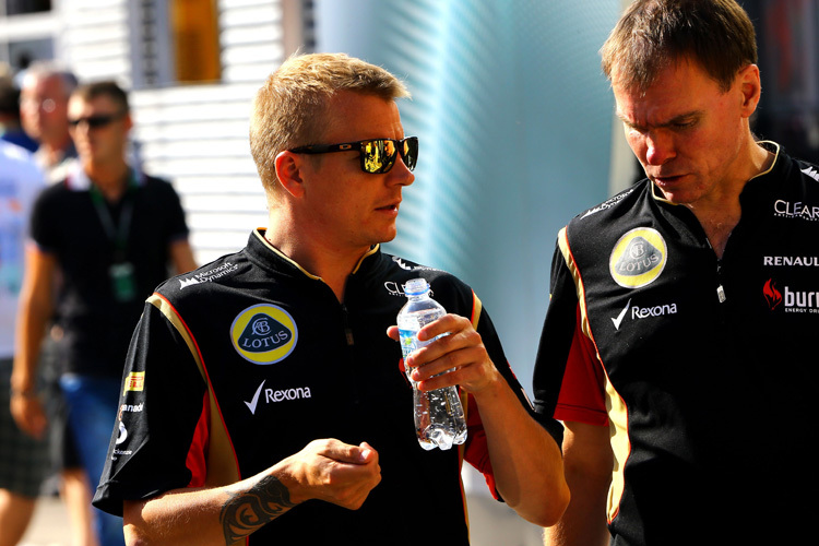 Kimi Räikkönen mit Lotus-Techniker Alan Permane