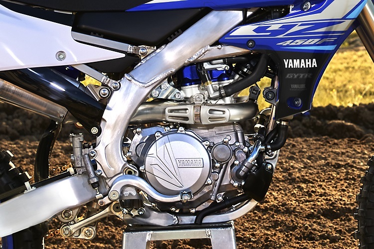 Yamahas Alleinstellungsmerkmal: Zylinder nach hinten geneigt, Einlass nach vorne, Luftfilter vor dem Sattel
