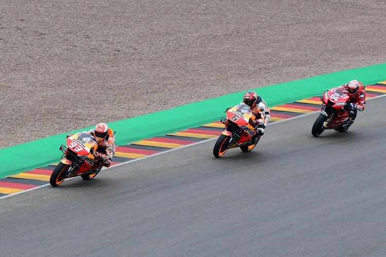 Marc Márquez vor Stefan Bradl und Andrea Dovizioso