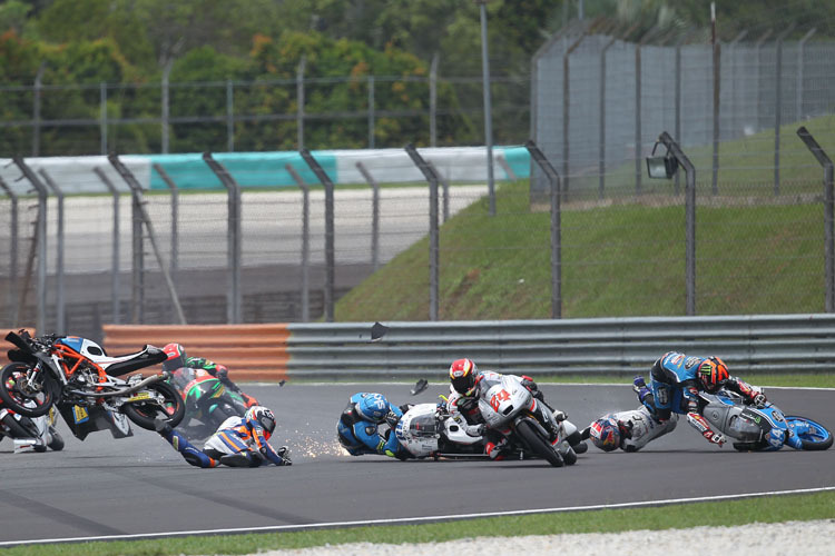 Aron Canet (ganz rechts) stürzte im Malaysia-GP – und verletzte sich dabei an der linken Hand