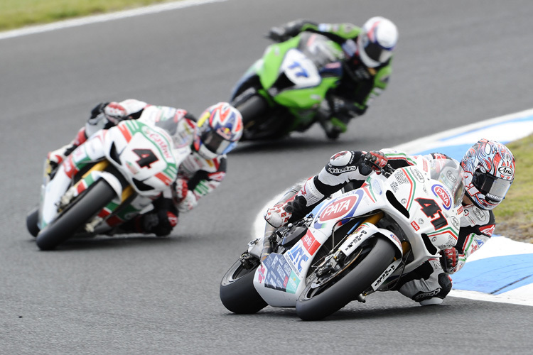 Noriyuki Haga vor Jonathan Rea und Joan Lascorz