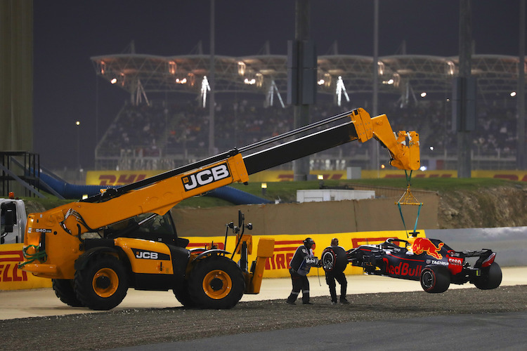 Daniel Ricciardos Renner musste kurz nach Start schon abgeschleppt werden  