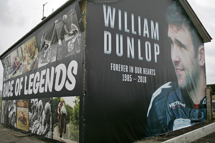 Bei den Armoy Road Races wurde mit einem riesigen Plakat an William Dunlop erinnert