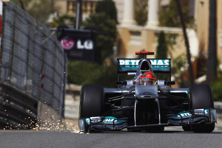 Schumi musste mit Hänge-Flügel an die Box