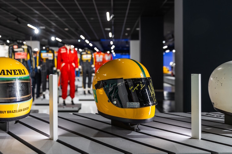 Zahlreiche Helme von Ayrton Senna werden gezeigt