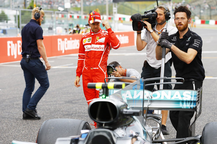 Ferrari-Star Sebastian Vettel nahm den Silberpfeil nach dem Qualifying genauer unter die Lupe