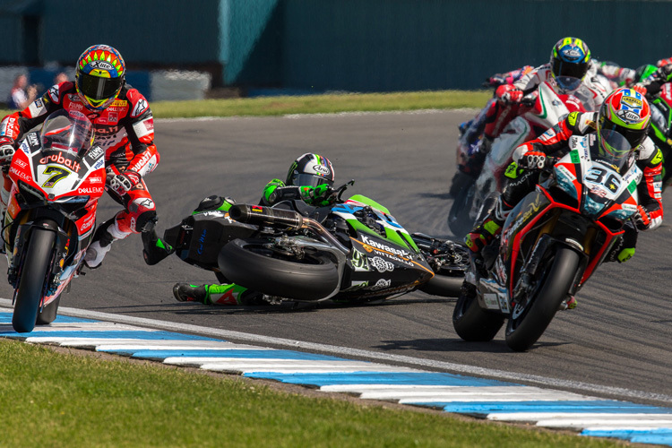 Leon Haslam am Boden, Chaz Davies musste ins Gras