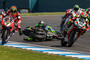 Leon Haslam am Boden, Chaz Davies musste ins Gras