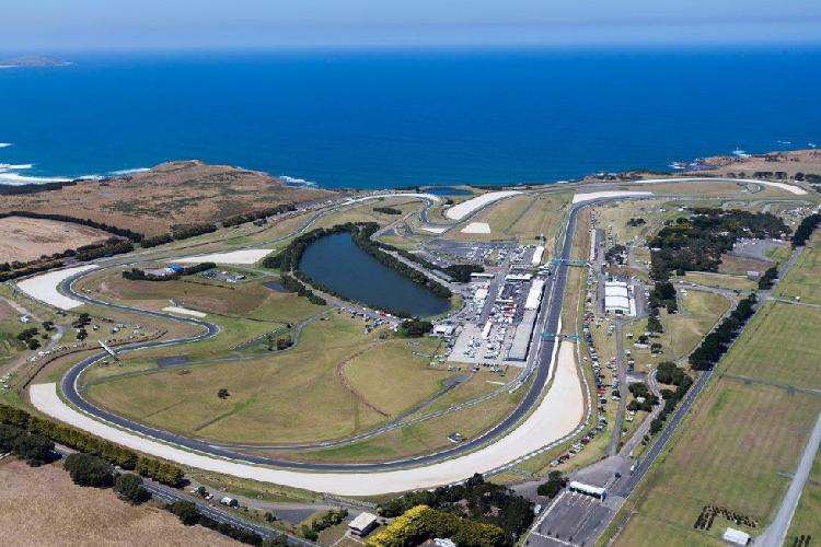 Die Rennstrecke auf Phillip Island liegt malerisch am Meer