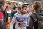Gezeichnet von seinem verletzten Fuß kommt Ken Roczen in Atlanta an die Box und wird von der Asterix Medical Crew (links) versorgt