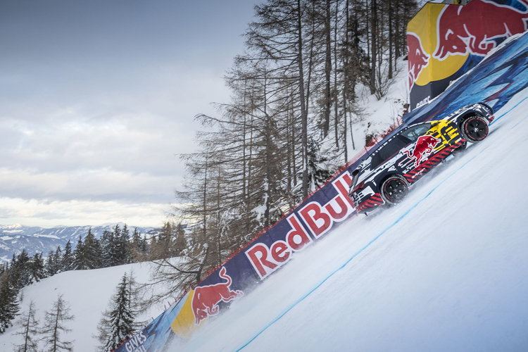 Mattias Ekström erklimmt mit Audi e-tron die Streif