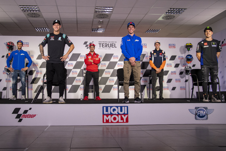 Alex Rins, Fabio Quartararo, Andrea Dovizioso, Joan Mir, Alex Márquez und Maverick Viñales (v.l.n.r.) bei der heutigen Pressekonferenz in Aragón