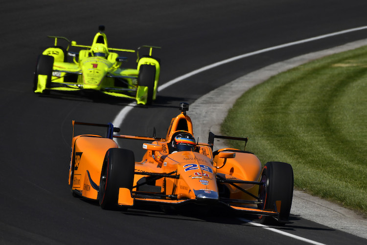 Fernando Alonso vor Penske-Fahrer Simon Pagenaud