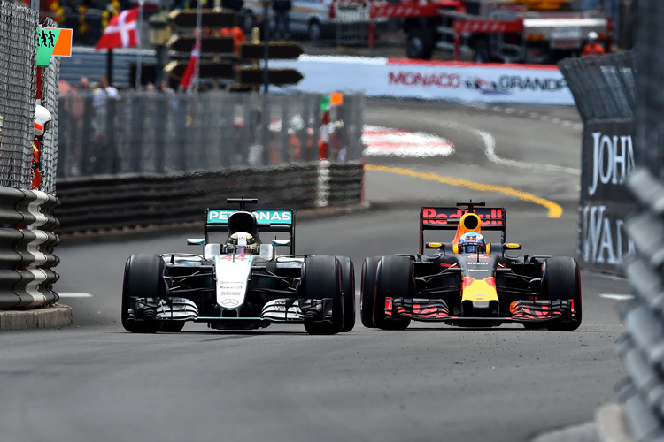 Daniel Ricciardo (rechts) versuchte alles, um an Lewis Hamilton vorbei zu kommen
