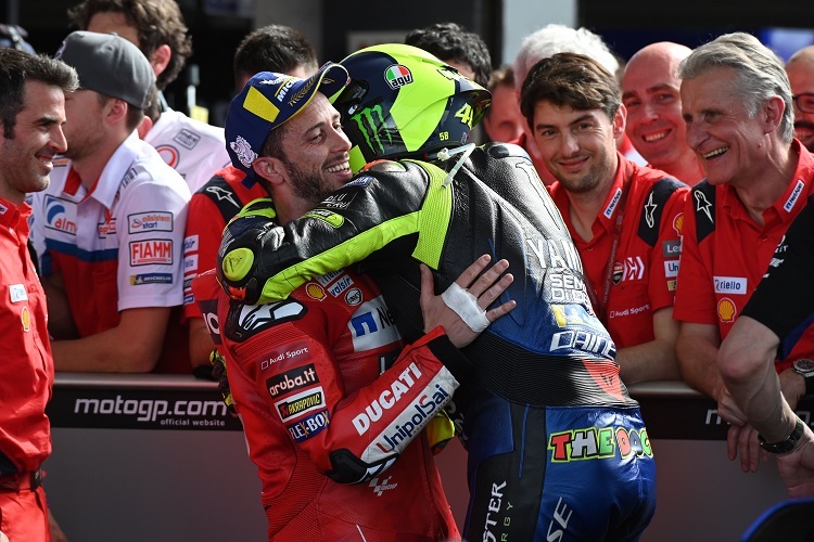 Dovizioso und Rossi umarmten sich nach dem Zweikampf in Argentinien