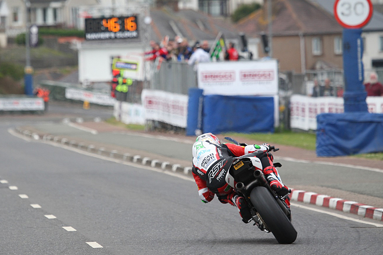 Ducati-Fahrer Glenn Irwin setzt beim NW200 neue Maßstäbe