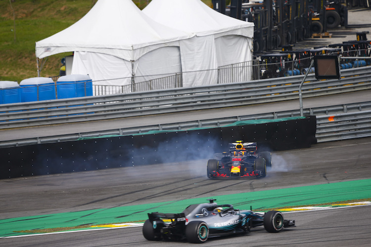 Verstappen kreiselt nach der Berührung mit Ocon weg, Hamilton flitzt in Führung, dem Sieg entgegen