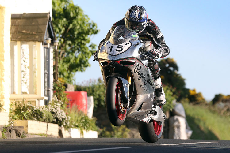 David Johnson (Norton SG6) eröffnet das Superbike-Rennen und die Senior-TT