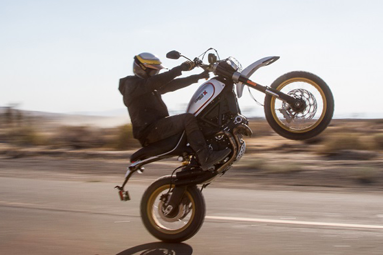 Ja, man kann mit der Ducati Scrambler Desert Sled steil in den Sonnenuntergang wheelen. Wenn man’s kann