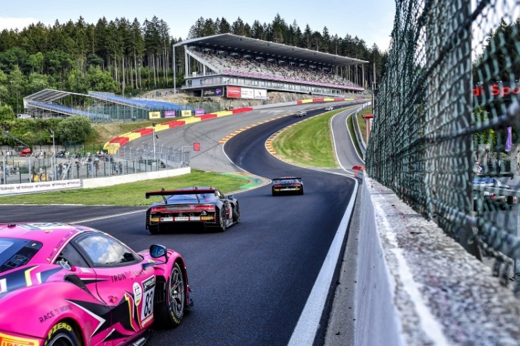 Ein Ferrari 488 GT3 verfolgt zwei Audi R8 LMS GT3