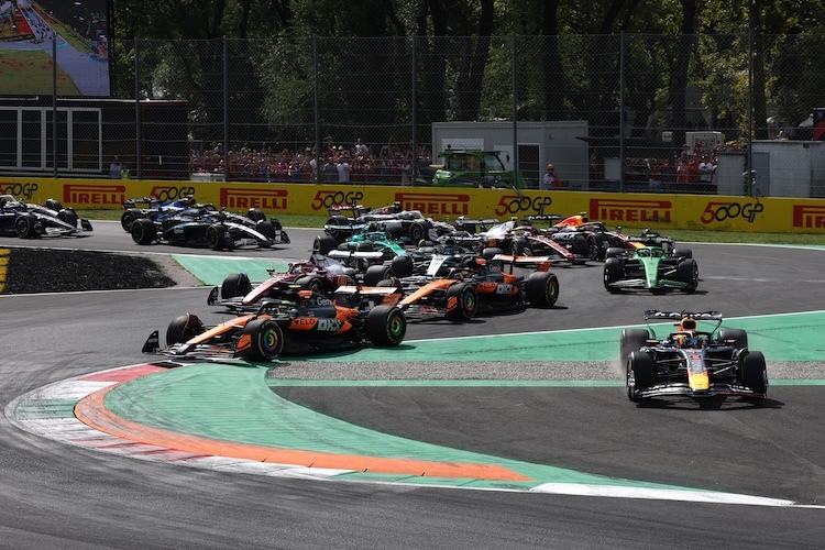 Kurz nach dem Start: Max Verstappen fährt geradeaus, links Norris auf Platz 2
