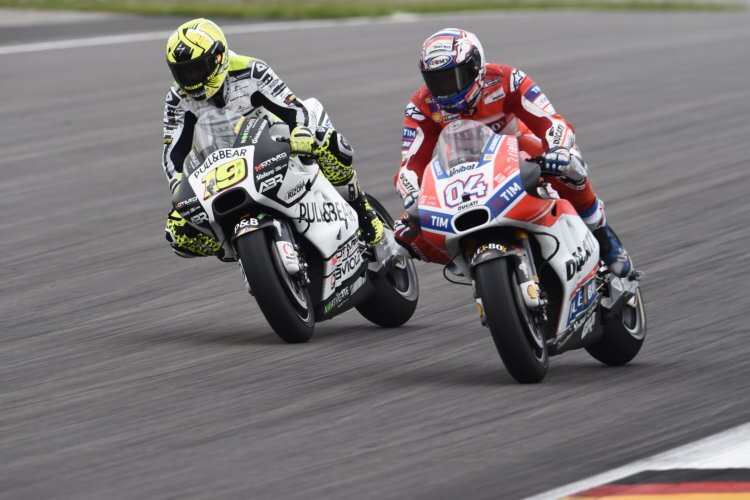 Alvaro Bautista (links) kassiert Ducati-Werkspilot Andrea Dovizioso