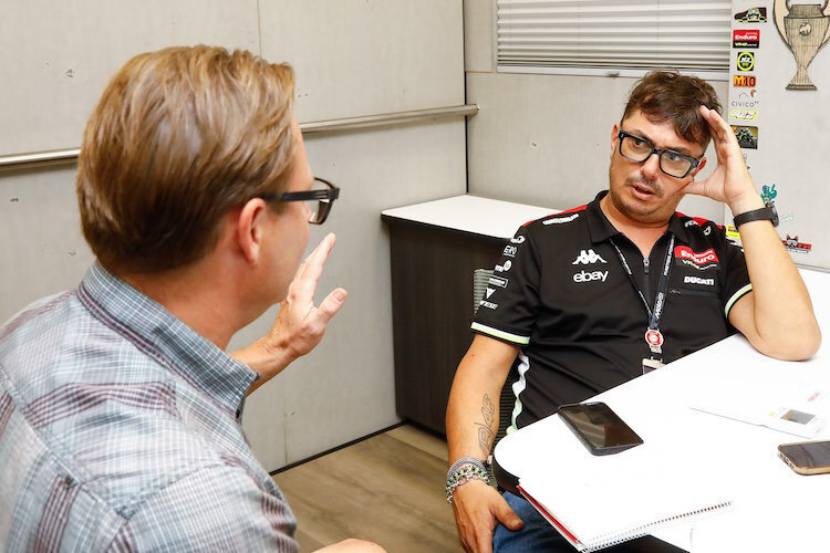 VR46-Teamdirektor Uccio Salucci (re.) mit SPEEDWEEK.com-Chefredakteur Ivo Schützbach