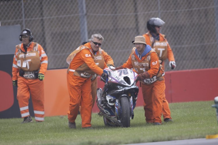 Die BMW M1000RR von Loris Baz wurde in Donington in jedem Rennen von den Streckenposten geborgen