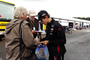 Philipp Öttl schrieb schon am Donnerstag fleißig Autogramme für die Fans am Sachsenring