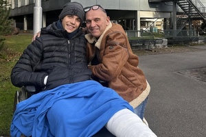 Noah Dettwiler mit seinem Vater Andy in der Schweiz)