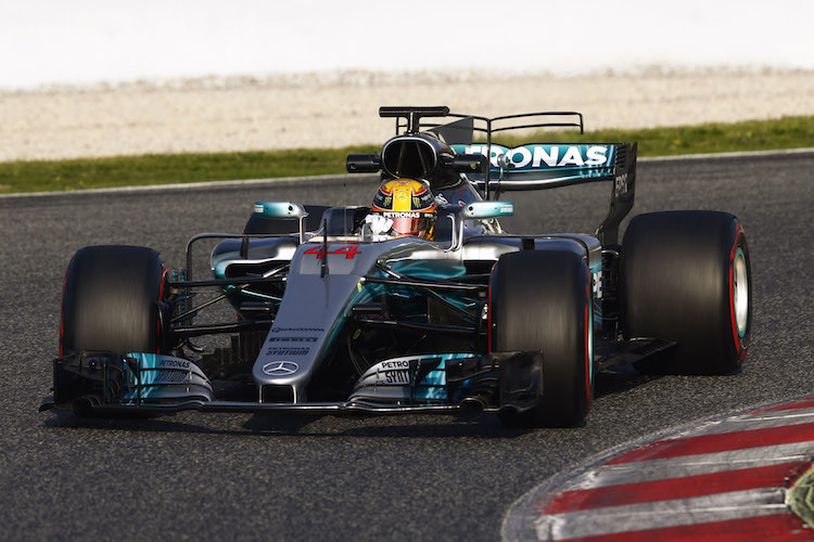 Lewis Hamilton im Silberpfeil: Über dem Petronas-Schriftzug am Heckflügel gut zu erkennen – der Zusatzflügel als Doppeldecker als 