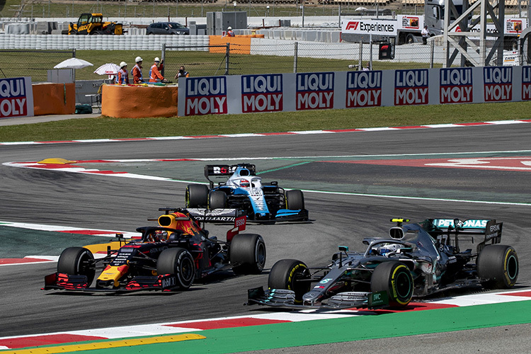 Max Verstappen in Spanien neben dem Mercedes von Valtteri Bottas