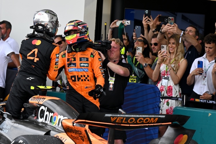 Lando Norris (links) gratuliert Oscar Piastri zum Sieg