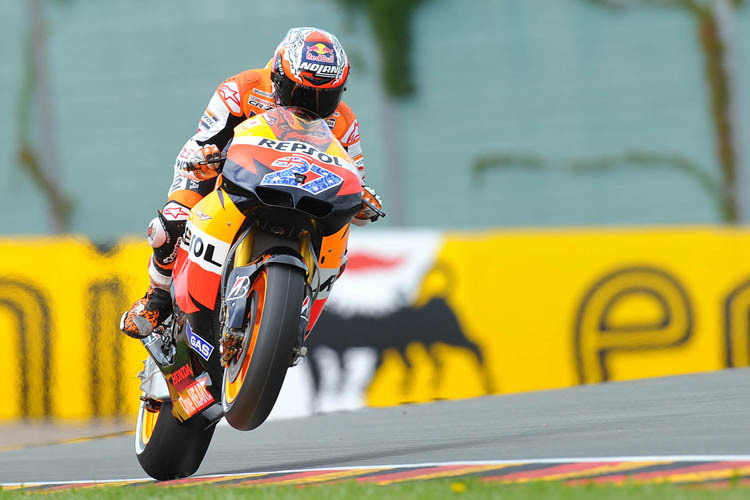 Ein Wheelie von Polesetter Casey Stoner