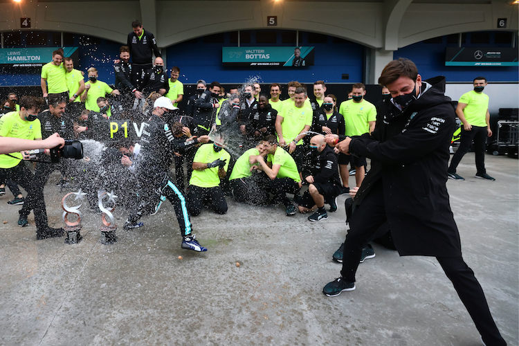 Türkei-GP-Sieger Valtteri Bottas duscht Teamchef Toto Wolff