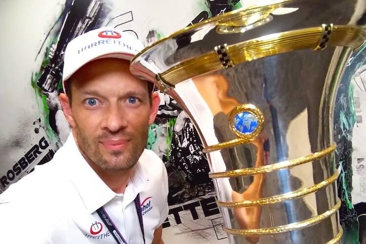 Alexander Wurz mit dem Fahrer-WM-Pokal