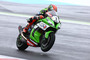 Auf nasser Piste hat Tom Sykes mit seiner Kawasaki Schwierigkeiten